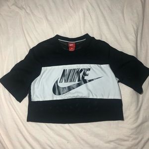 A Nike mesh, black crop- top